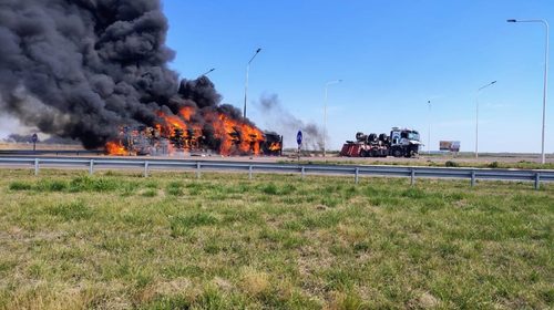 Grave choque e incendio entre dos camiones en el cruce de las rutas 35 y 18: corte total de tránsito