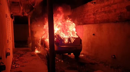 Se incendió un auto en un complejo de departamentos: la policía rescató a una madre y a su bebé